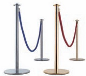 postes con cordones latonado y cromados